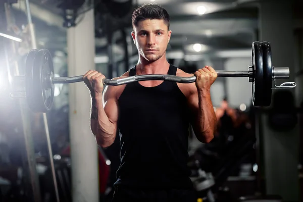 Schöner Mann Workout im Fitnessstudio — Stockfoto