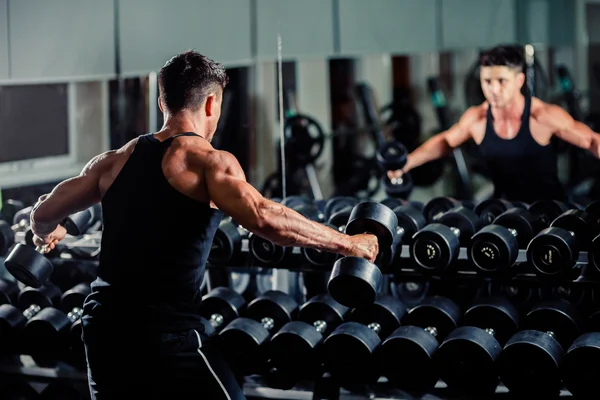 Schöner Mann Workout im Fitnessstudio — Stockfoto