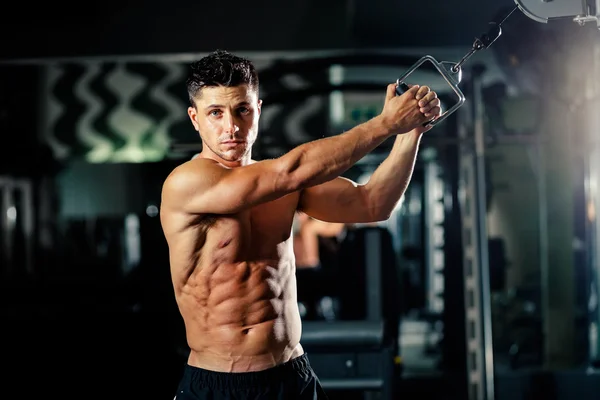 Przystojny mężczyzna treningu w siłowni — Zdjęcie stockowe