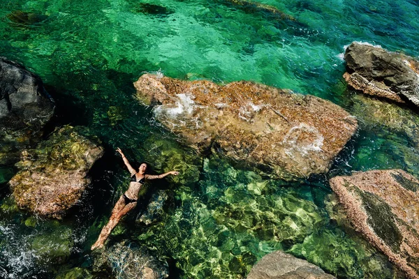 Úszás a légi kiváló tengerre bikini lány — Stock Fotó