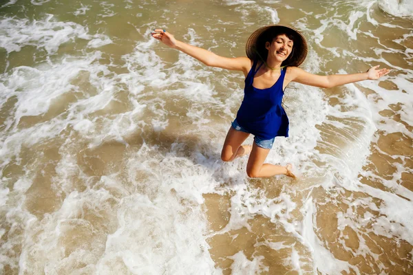 Fille en chapeau vietnamien sur la plage vue de dessus — Photo