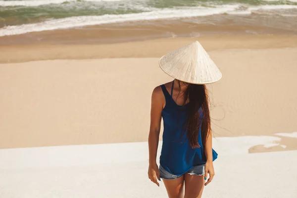 Flicka på stranden med vietnamesiska hatten — Stockfoto