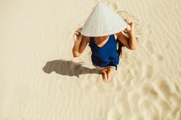 Menina na praia com chapéu vietnamita — Fotografia de Stock