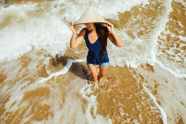 Fille sur la plage avec chapeau vietnamien — Photo