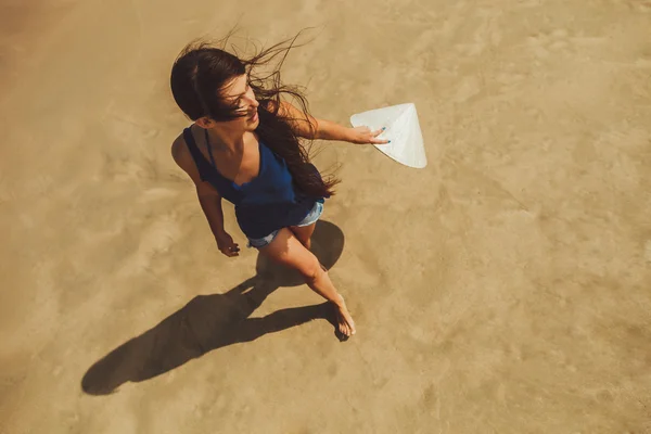 Fille sur la plage avec chapeau vietnamien — Photo