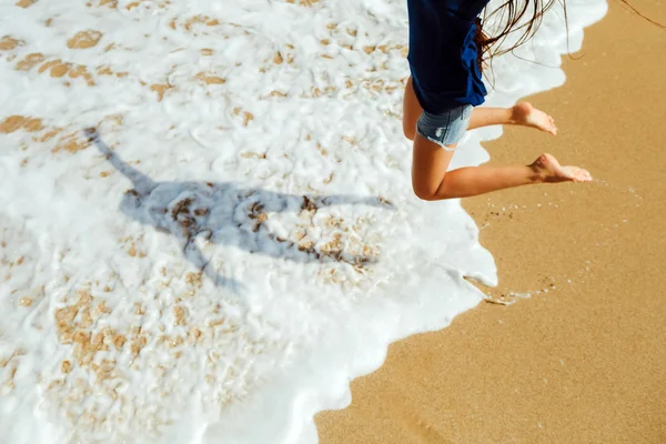 Happy girl jumping on the beach — Stock Photo, Image