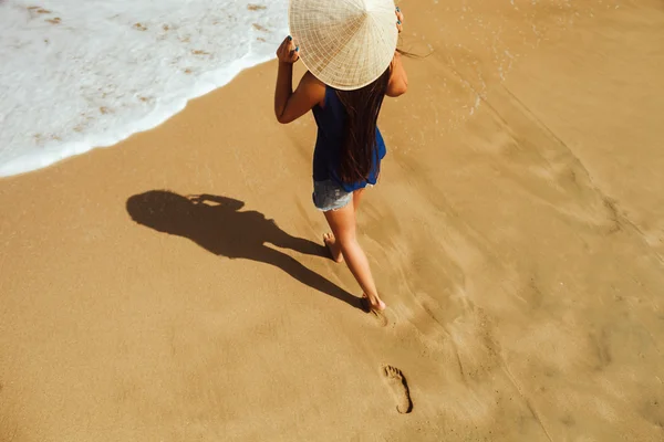 Mädchen am Strand mit vietnamesischem Hut — Stockfoto