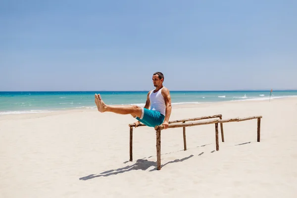 Fitness mężczyzna na plaży — Zdjęcie stockowe