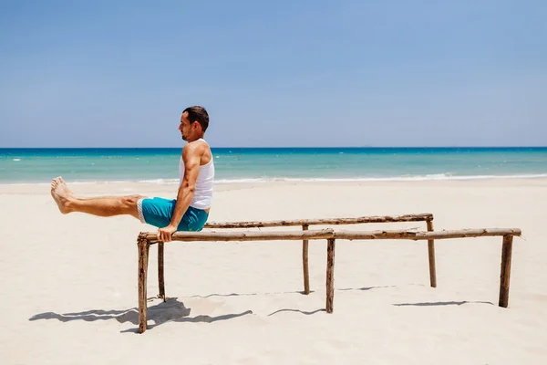 Fitness mężczyzna na plaży — Zdjęcie stockowe
