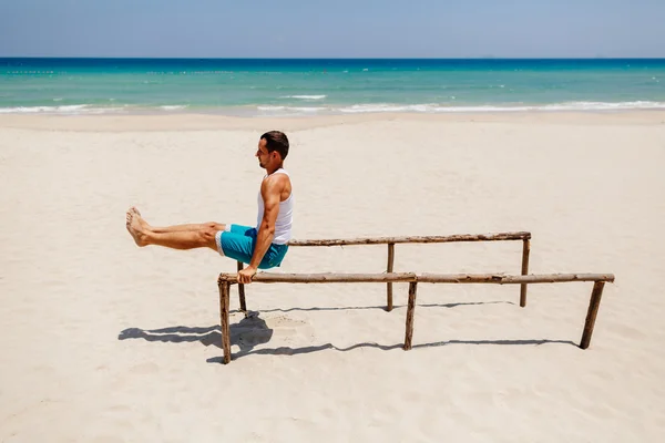 Fitness mannen på stranden — Stockfoto