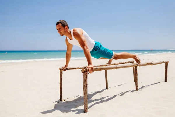 Fitness-Mann am Strand — Stockfoto