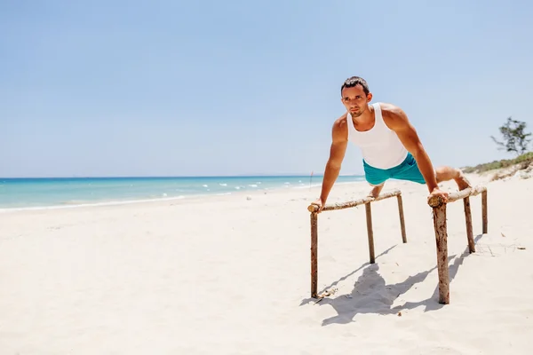 Fitness mężczyzna na plaży — Zdjęcie stockowe