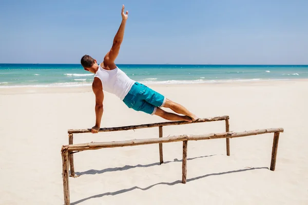 Fitness muž na pláži — Stock fotografie