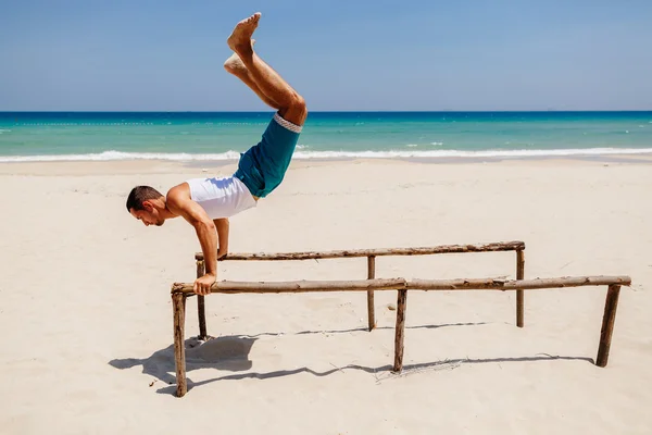 Fitness mężczyzna na plaży — Zdjęcie stockowe