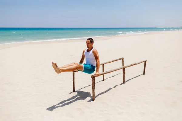 Fitness mężczyzna na plaży — Zdjęcie stockowe