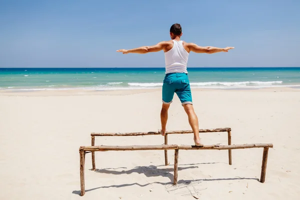 Fitness muž na pláži — Stock fotografie