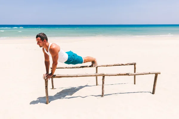 Фитнес-человек на пляже — стоковое фото