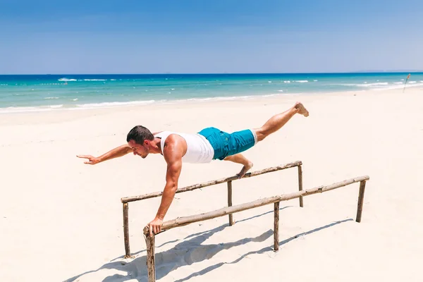 Fitness przystojny mężczyzna na plaży — Zdjęcie stockowe