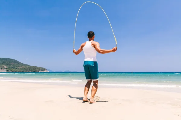 Homem fitness pulando — Fotografia de Stock