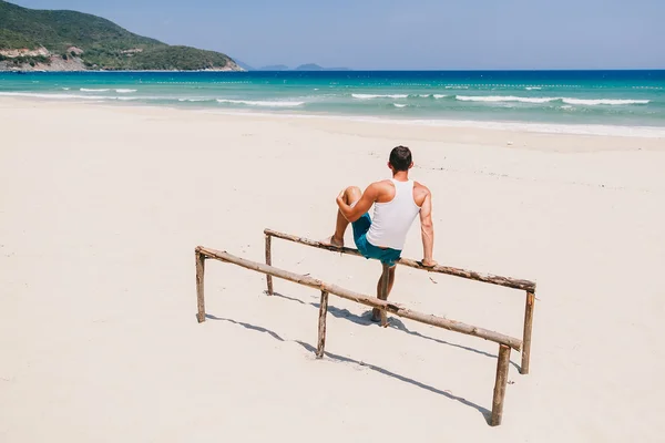Свободный человек на пляже вид сзади — стоковое фото