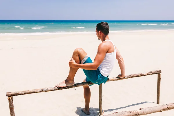 Marzenie mężczyzna na plaży widok z tyłu — Zdjęcie stockowe
