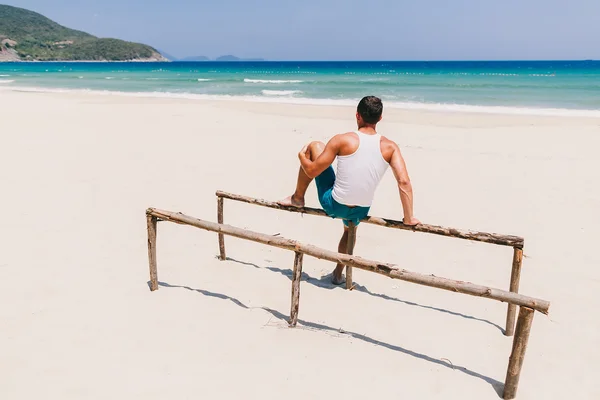 Uomo sulla spiaggia vista posteriore — Foto Stock