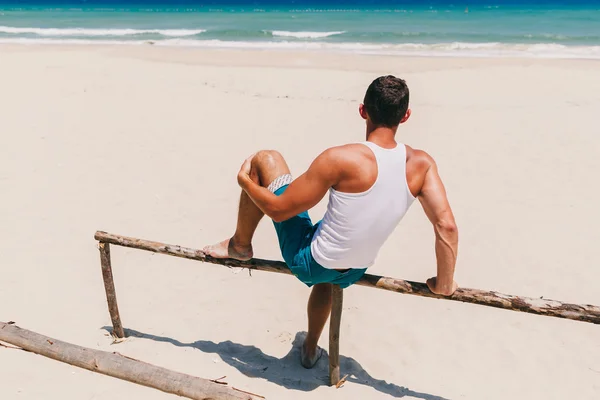 Fitness mężczyzna na plaży widok z tyłu — Zdjęcie stockowe
