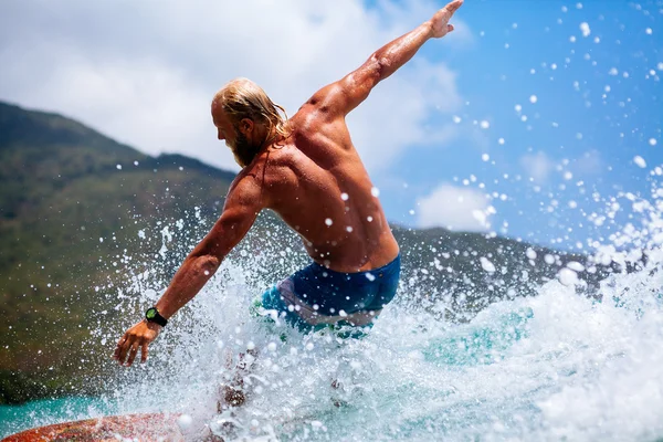 Hombre surfeando activamente — Foto de Stock