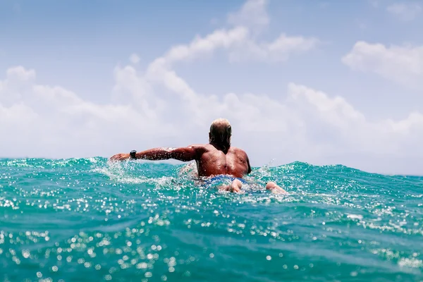 Homem nadar no surf — Fotografia de Stock