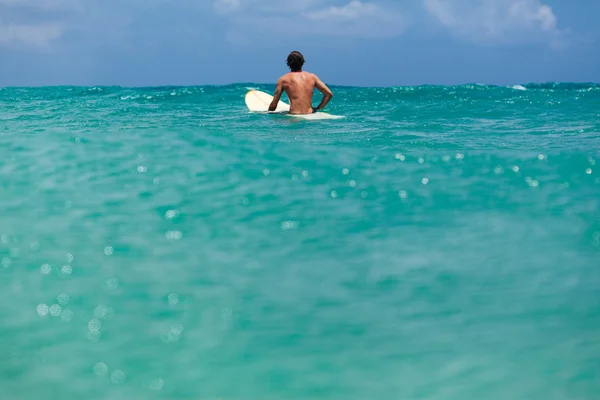 Hombre no identificado surfeando en el mar — Foto de Stock