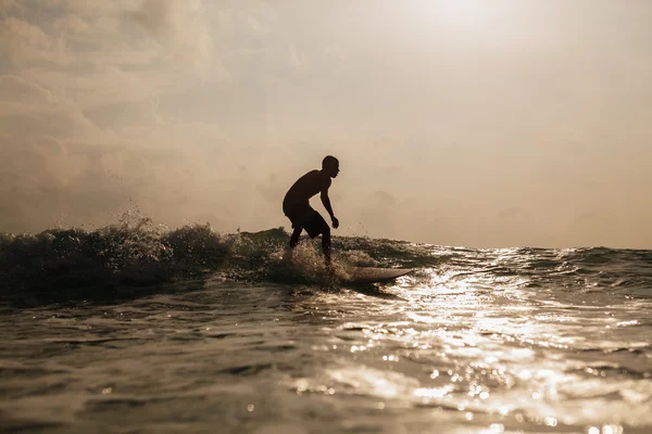 Surfe silhueta homem em ondas — Fotografia de Stock