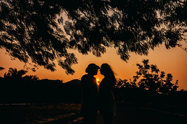 Silhueta de casal de lua de mel — Fotografia de Stock