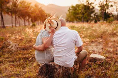 Balayı çift birlikte arkadan görünüm 