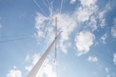 Mavi bir gökyüzü yat direk streç ile işaretler