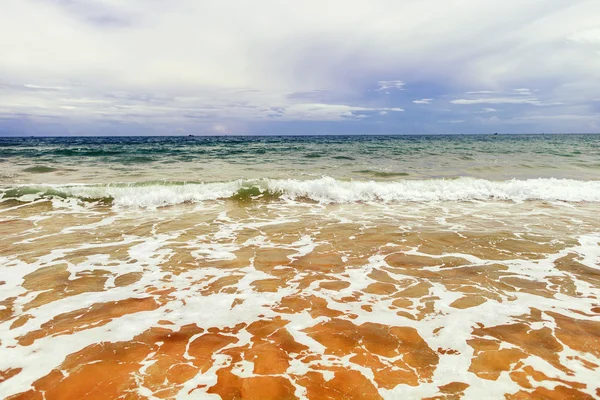 Agua de mar baja con olas y espuma — Foto de Stock