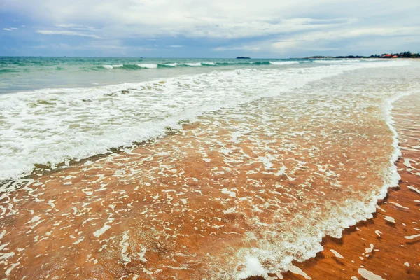 Ondiep water met kleine golven van de zee — Stockfoto