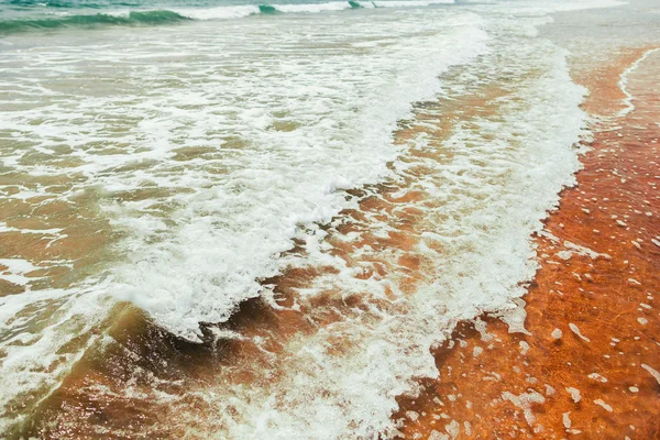 Pequeña ola de mar y aguas poco profundas — Foto de Stock