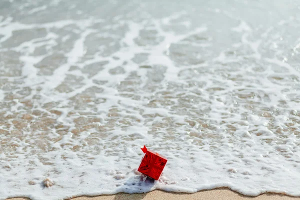 Подарункова червона коробка в морі — стокове фото