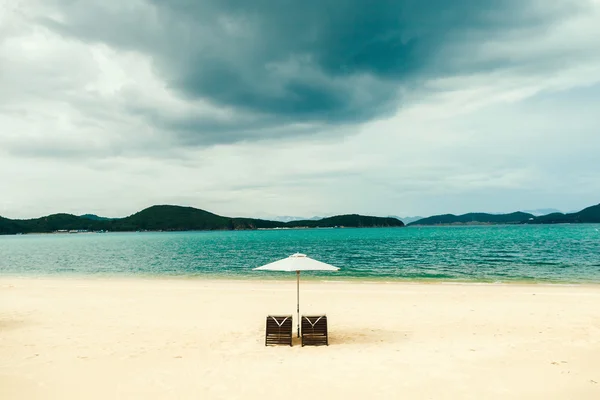 Biały piasek plaży z dwa leżaki, parasol, bez ludzi — Zdjęcie stockowe