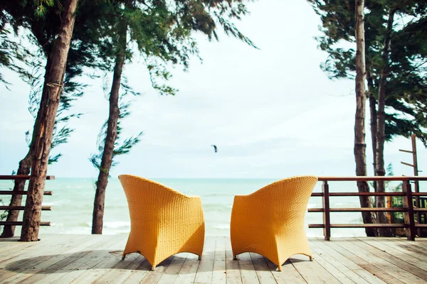 Zwei Sessel am Strand Meerblick niemand — Stockfoto