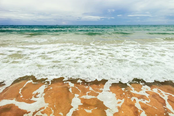 Agua de mar transparente con olas y espuma — Foto de Stock
