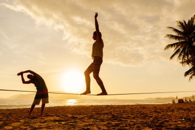 Gençler denge slackline siluet