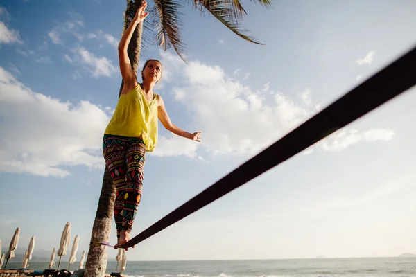 Tonårig flicka balansera på slackline med sky view — Stockfoto