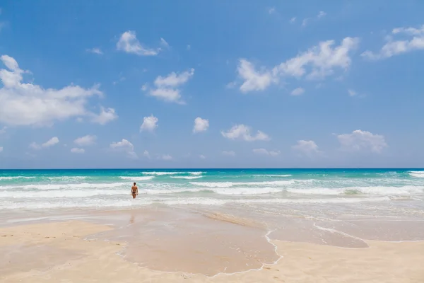 Fille sur la plage vue arrière — Photo