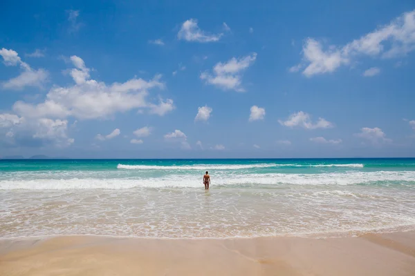 Fille sur la plage vue arrière — Photo