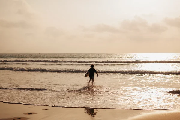 Серфинг человек силуэт в волнах — стоковое фото