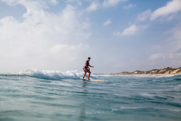 Surfen vrouw met surfen bestuur achteraanzicht — Stockfoto