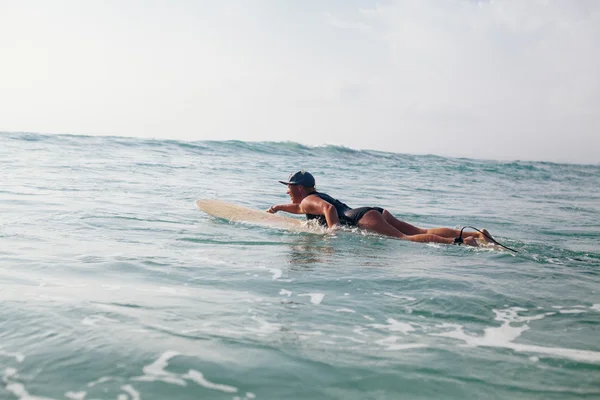 Surfista mulher nadando no mar — Fotografia de Stock