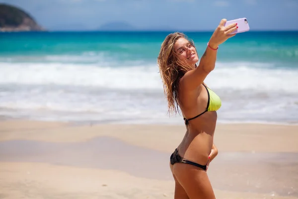 Selfie gadis di bikini di pantai — Stok Foto
