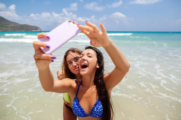 Ευτυχής gilrls selfie στην παραλία — Φωτογραφία Αρχείου